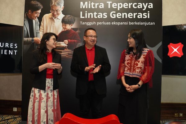 印尼星展银行（PT Bank DBS Indonesia）消费者银行部总监Melfrida Gultom（右），印尼著名经济学家Rheinald Kasali教授，以及印尼星展银行客户细分、负债与担保贷款部主管Natalina Syabana（中）在座谈会结束后进行交流。