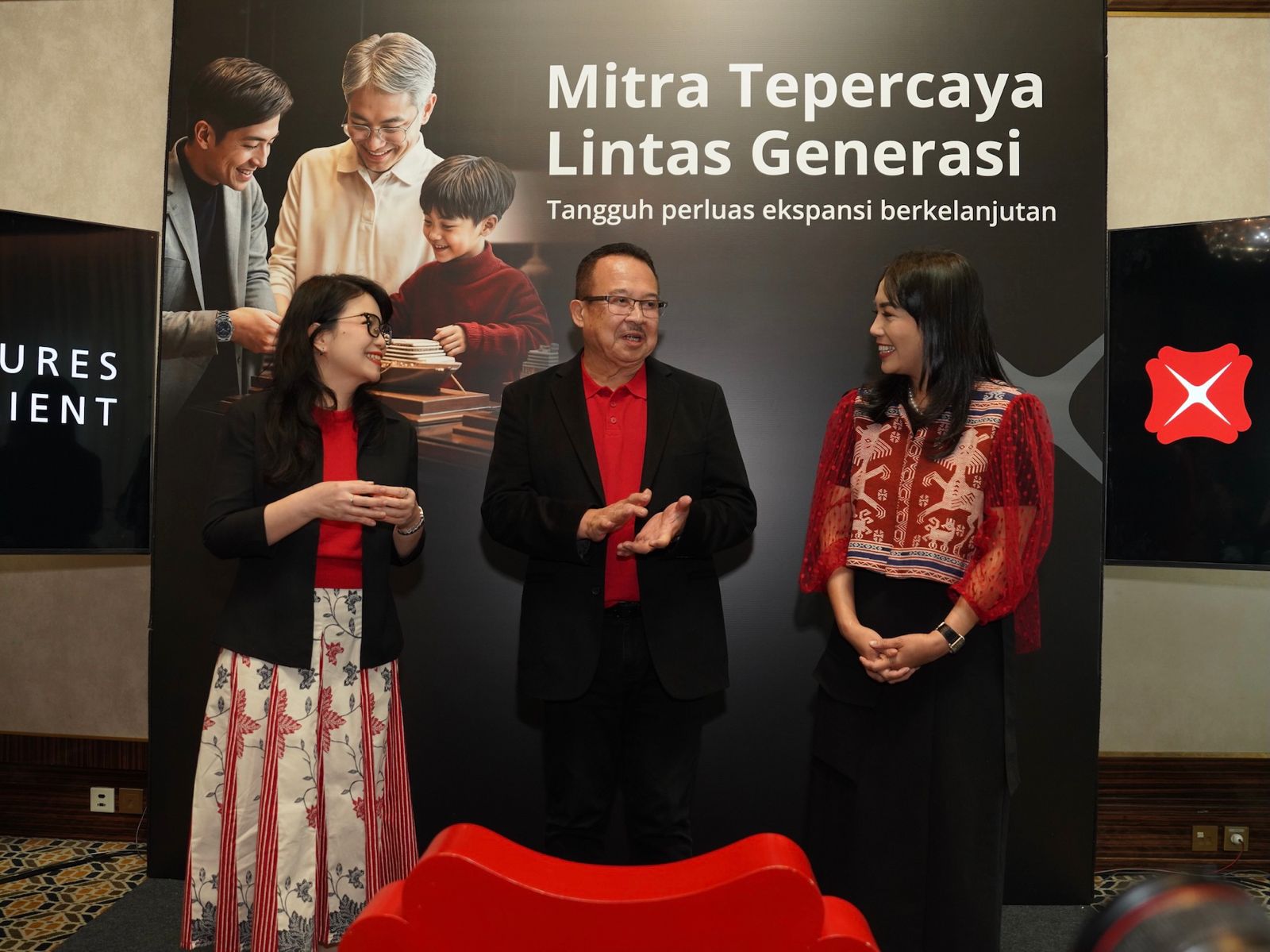 印尼星展银行（PT Bank DBS Indonesia）消费者银行部总监Melfrida Gultom（右），印尼著名经济学家Rheinald Kasali教授，以及印尼星展银行客户细分、负债与担保贷款部主管Natalina Syabana（中）在座谈会结束后进行交流。