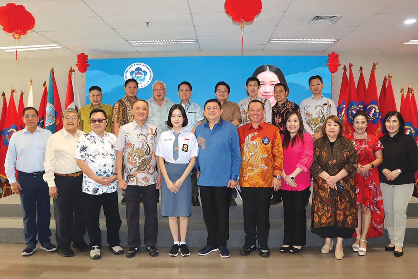 印华总会助力优秀学子成长陈荣光总主席陪同Cathlyn Lesmana拜会两位副部长